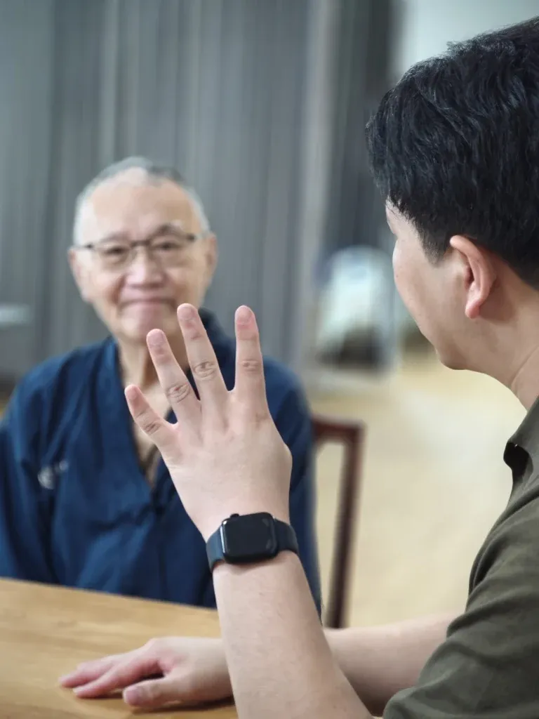 นักอรรถบำบัดกำลังฝึกพูดและสื่อสารกับผู้ป่วย